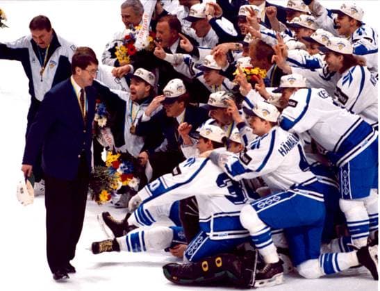 ARKIV - 950507 Finlands förbundskapten Curt Curre Lindström saluteras av de finska spelarna efter att de har vunnit finalen mot Sverige i ishockey-VM i Globen Arena i Stockholm, Sverige. Foto Erich Stering Kod: 57 COPYRIGHT SCANPIX SWEDEN STOCKHOLM SVERIGE Ishockey x57x *** ARCHIVE 950507 Finlands coach Curt Curre Lindström is greeted by the Finnish players after they have won the final against Sweden in the Ice hockey, Eishockey World Championship, WM, Weltmeisterschaft in Globen Arena in Stockholm, Sweden Photo Erich Stering Code 57 COPYRIGHT SCANPIX SWEDEN STOCKHOLM SWEDEN Ice Hockey x57x  Copyright: xErichxSteringx xx *** ARCHIVE 950507 Finlands coach Curt Curre Lindström is greeted by the Finnish players after they have won the final against Sweden in the Ice Hockey World Championship at Globen Arena in Stockholm, Sweden Photo Erich Stering Code 57 COPYRIGHT SCANPIX SWEDEN STOCKHOLM SVERIGE Ice Hockey x57x ARCHIVE 950507 Finlands coach Curt Curre Lindström is greeted by the Finnish players after they have won the final against Sweden in the Ice Hockey World Championship in Globen Arena in Stockholm, Sweden Photo Erich Stering Code 57 COPYRIGHT SCANPIX SWEDEN STOCKHOLM SWEDEN Ice Hockey x57x  Copyright xErichxSteringx xx  Copyright: xIMAGO ErichxSteringx imago images 0772945808