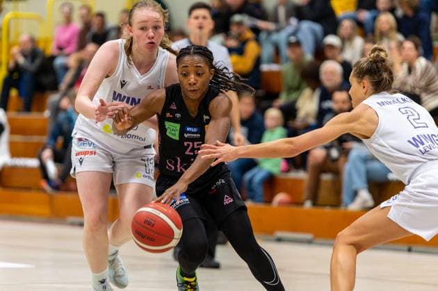 Martha Burse Saarlouis Royals,No 25 takes the gap between Greta Kröger Wings Leverkusen,No 13 and Cassidy Mihalko Wings Leverkusen,No 02 DEU, Leverkusen, 01 11 2024 Basketball, Toyota 1 Womens Basketball Bundesliga, Season 2024 2025, 6 Matchday, Wings Leverkusen Saarlouis Royals Werner Heisenberg Halle NRW Germany