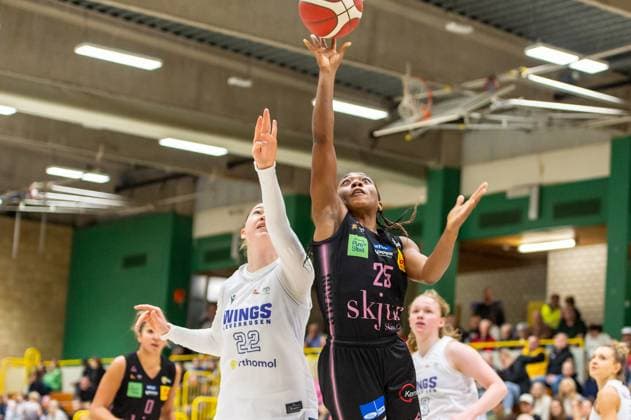 Amelie Körner Wings Leverkusen,No 22 and Martha Burse Saarlouis Royals,No 25 DEU, Leverkusen, 01 11 2024 Basketball, Toyota 1 Womens Basketball Bundesliga, Season 2024 2025, 6 Matchday, Wings Leverkusen Saarlouis Royals Werner Heisenberg Halle NRW Germany
