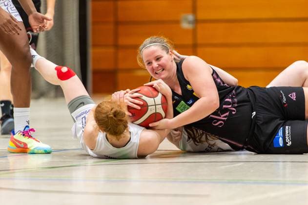 Lea Wolff Wings Leverkusen,No 07 and Haley Frank Saarlouis Royals,No 43 DEU, Leverkusen, 01 11 2024 Basketball, Toyota 1 Womens Basketball Bundesliga, Season 2024 2025, 6 Matchday, Wings Leverkusen Saarlouis Royals Werner Heisenberg Halle NRW Germany