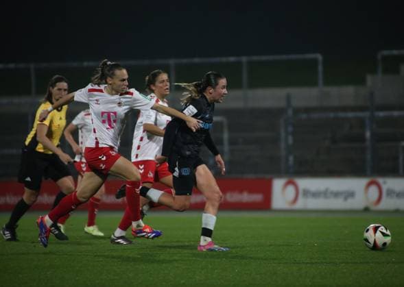 01 11 2024, xgrfx, Soccer Google Pixel Women Bundesliga, 1 FC Köln Bayer 04 Leverkusen emspor, v l Loreen Bender Bayer Leverkusen DFL DFB REGULATIONS PROHIBIT ANY USE OF PHOTOGRAPHS as IMAGE SEQUENCES and or QUASI VIDEO Köln