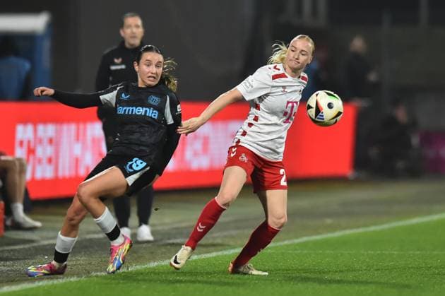 Soccer Google Pixel Womens Bundesliga Season 2024 2025 8 Matchday 1 FC Köln Bayer 04 Leverkusen on 01 11 2024 at Franz Kremer Stadium in Cologne Loreen Bender Bayer 04 Leverkusen , left Anna Gerhardt 1 FC Köln , right DFB regulations prohibit any use of photographs as image sequences and or quasi video Nordrhein Westfalen Germany