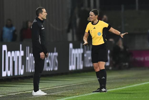 Soccer Google Pixel Womens Bundesliga Season 2024 2025 8 Matchday 1 FC Köln Bayer 04 Leverkusen on 01 11 2024 at Franz Kremer Stadium in Cologne Roberto Pätzold Coach Bayer 04 Leverkusen , left Referee Naemi Breier, right DFB regulations prohibit any use of photographs as image sequences and or quasi video North Rhine-Westphalia Germany