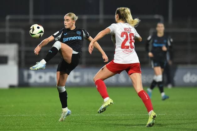 Soccer Google Pixel Womens Bundesliga Season 2024 2025 8 Matchday 1 FC Köln Bayer 04 Leverkusen on 01 11 2024 at Franz Kremer Stadium in Cologne Cornelia Kramer Bayer 04 Leverkusen , left Janina Hechler 1 FC Köln , right DFB regulations prohibit any use of photographs as image sequences and or quasi video Nordrhein Westfalen Germany