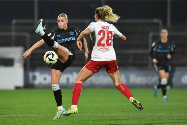 Soccer Google Pixel Womens Bundesliga Season 2024 2025 8 Matchday 1 FC Köln Bayer 04 Leverkusen on 01 11 2024 at Franz Kremer Stadium in Cologne Cornelia Kramer Bayer 04 Leverkusen , left Janina Hechler 1 FC Köln , right DFB regulations prohibit any use of photographs as image sequences and or quasi video Nordrhein Westfalen Germany