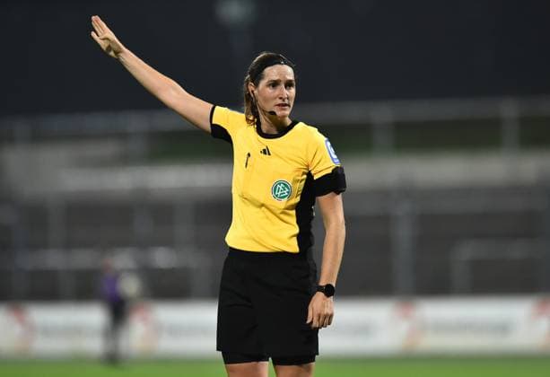 Soccer Google Pixel Womens Bundesliga Season 2024 2025 8 Matchday 1 FC Köln Bayer 04 Leverkusen on 01 11 2024 at Franz Kremer Stadium in Cologne Referee Naemi Breier DFB regulations prohibit any use of photographs as image sequences and or quasi video Nordrhein Westfalen Germany
