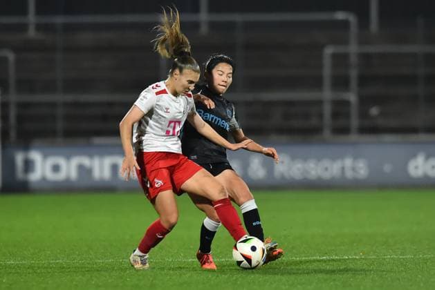Soccer Google Pixel Womens Bundesliga Season 2024 2025 8 Matchday 1 FC Köln Bayer 04 Leverkusen on 01 11 2024 at Franz Kremer Stadium in Cologne Alena Bienz 1 FC Köln , left Shen Menglu Bayer 04 Leverkusen , right DFB regulations prohibit any use of photographs as image sequences and or quasi video Nordrhein Westfalen Germany
