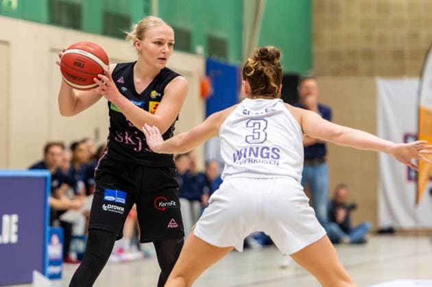 Jessika Schiffer Saarlouis Royals,No 55 on the ball in front Nicole Scales Wings Leverkusen,No 03 DEU, Leverkusen, 01 11 2024 Basketball, Toyota 1 Womens Basketball Bundesliga, Season 2024 2025, 6 Matchday, Wings Leverkusen Saarlouis Royals Werner Heisenberg Halle NRW Germany
