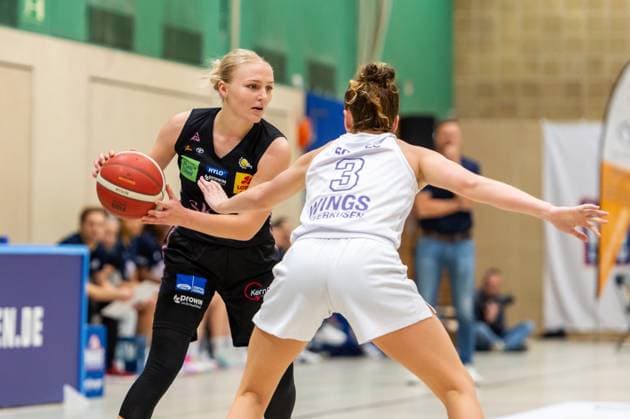 Jessika Schiffer Saarlouis Royals,No 55 on the ball Nicole Scales Wings Leverkusen,No 03 DEU, Leverkusen, 01 11 2024 Basketball, Toyota 1 Womens Basketball Bundesliga, Season 2024 2025, 6 Matchday, Wings Leverkusen Saarlouis Royals Werner Heisenberg Halle NRW Germany