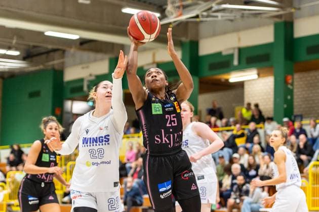 Martha Burse Saarlouis Royals,No 25 under the basket against Amelie Körner Wings Leverkusen,No 22 DEU, Leverkusen, 01 11 2024 Basketball, Toyota 1 Womens Basketball Bundesliga, Season 2024 2025, 6 Matchday, Wings Leverkusen Saarlouis Royals Werner Heisenberg Halle NRW Germany