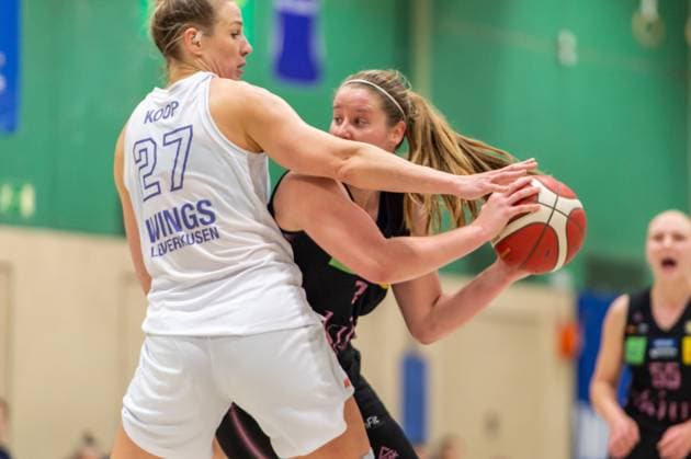 Haley Frank Saarlouis Royals,No 43 on the ball against Lisa Koop Wings Leverkusen,No 27 DEU, Leverkusen, 01 11 2024 Basketball, Toyota 1 Womens Basketball Bundesliga, Season 2024 2025, 6 Matchday, Wings Leverkusen Saarlouis Royals Werner Heisenberg Halle NRW Germany
