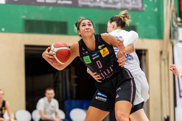 Taya Corosdale Saarlouis Royals,No 00 on the ball against Amelie Körner Wings Leverkusen,No 22 DEU, Leverkusen, 01 11 2024 Basketball, Toyota 1 Womens Basketball Bundesliga, Season 2024 2025, 6 Matchday, Wings Leverkusen Saarlouis Royals Werner Heisenberg Halle NRW Germany