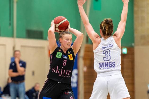 Roosa Lehtoranta Saarlouis Royals,No 08 am Ball DEU, Leverkusen, 01 11 2024 Basketball, Toyota 1 Damen Basketball Bundesliga, Saison 2024 2025, 6 Spieltag, Wings Leverkusen Saarlouis Royals Werner Heisenberg Halle NRW Germany