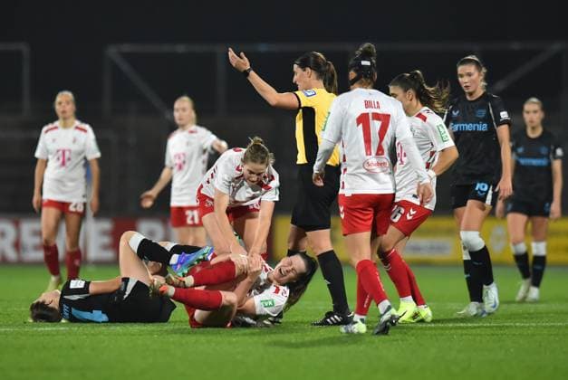 Soccer Google Pixel Women Bundesliga Season 2024 2025 8 Matchday 1 FC Köln Bayer 04 Leverkusen on 01 11 2024 at Franz Kremer Stadium in Cologne Adriana Achcinska 1 FC Köln , mitte liegt verletzt auf dem Boden DFB regulations prohibit any use of photographs as image sequences and or quasi video Nordrhein Westfalen Germany