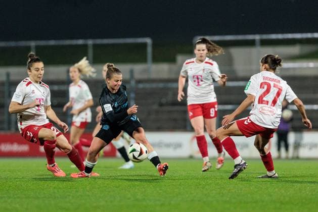 Google Pixel Womens Bundesliga, 1 FC Köln Bayer 04 Leverkusen 01 11 2024 duel Sylwia Matysik 1 FC Köln, 20 , Kristin Kögel Bayer 04 Leverkusen, 11 , Laura Feiersinger 1 FC Köln, 27 Google Pixel Womens Bundesliga, 1 FC Köln Bayer 04 Leverkusen, Köln, Franz Kremer Stadion DFB REGULATIONS PROHIBIT ANY USE OF PHOTOGRAPHS AS IMAGE SEQUENCES AND OR QUASI VIDEO Copyright: xBEAUTIFULxSPORTS Wunderlx