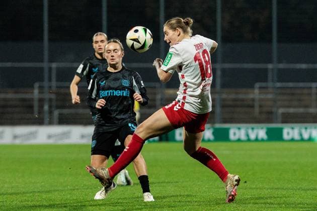Google Pixel Womens Bundesliga, 1 FC Köln Bayer 04 Leverkusen 01 11 2024 Taylor Ziemer 1 FC Köln, 18 heads the ball Google Pixel Womens Bundesliga, 1 FC Köln Bayer 04 Leverkusen, Köln, Franz Kremer Stadion DFB REGULATIONS PROHIBIT ANY USE OF PHOTOGRAPHS AS IMAGE SEQUENCES AND OR QUASI VIDEO Copyright: xBEAUTIFULxSPORTS Wunderlx