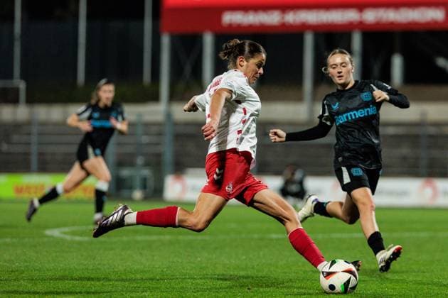 Google Pixel Womens Bundesliga, 1 FC Köln Bayer 04 Leverkusen 01 11 2024 duel Laura Feiersinger 1 FC Köln, 27 , Sofie Lena Zdebel Bayer 04 Leverkusen, 16 Google Pixel Womens Bundesliga, 1 FC Köln Bayer 04 Leverkusen, Köln, Franz Kremer Stadion DFB REGULATIONS PROHIBIT ANY USE OF PHOTOGRAPHS AS IMAGE SEQUENCES AND OR QUASI VIDEO Copyright: xBEAUTIFULxSPORTS Wunderlx