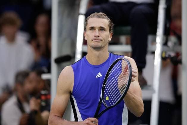 ROLEX PARIS MASTERS TENNIS 2024 Paris, 01 11 2024 Tennis Rolex Paris Masters 2024, Alexander Zverev GER Stefanos Tsitsipas GRE v l , Alexander Zverev GER cheers after the end of the match thanks the fans, thanks, thanks Copyright: AntonioxBorga