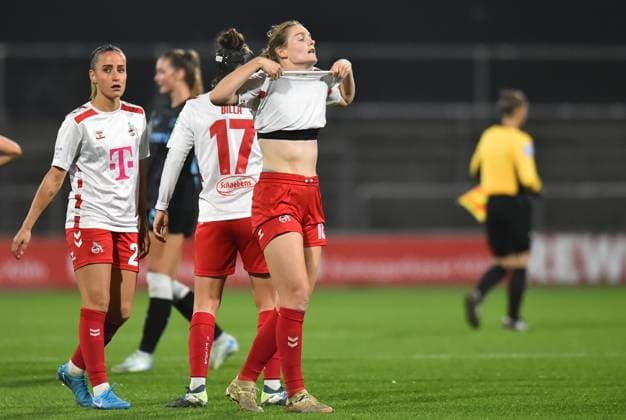 Soccer Google Pixel Womens Bundesliga Season 2024 2025 8 Matchday 1 FC Köln Bayer 04 Leverkusen on 01 11 2024 at Franz Kremer Stadium in Cologne Taylor Marie Ziemer 1 FC Köln , front is disappointed Vanessa Leimen Stoll 1 FC Köln , left Nicole Billa 1 FC Köln , back DFB regulations prohibit any use of photographs as image sequences and or quasi video Nordrhein Westfalen Germany
