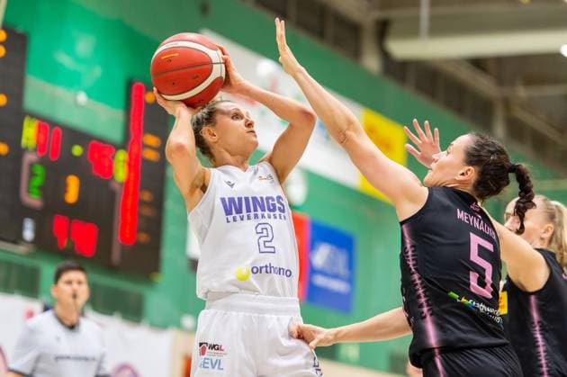 Cassidy Mihalko Wings Leverkusen,No 02 on the ball against Magaly Meynadier Saarlouis Royals,No 05 DEU, Leverkusen, 01 11 2024 Basketball, Toyota 1 Womens Basketball Bundesliga, Season 2024 2025, 6 Matchday, Wings Leverkusen Saarlouis Royals Werner Heisenberg Halle NRW Germany
