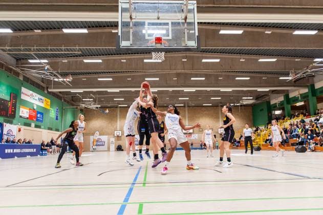 Action under the basket DEU, Leverkusen, 01 11 2024 Basketball, Toyota 1 Womens Basketball Bundesliga, Season 2024 2025, 6 Matchday, Wings Leverkusen Saarlouis Royals Werner Heisenberg Halle NRW Germany