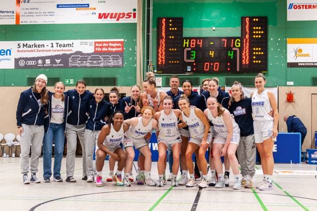 The Wings Leverkusen pose for a victory photo after the game DEU, Leverkusen, 01 11 2024 Basketball, Toyota 1 Womens Basketball Bundesliga, Season 2024 2025, Matchday 6, Wings Leverkusen Saarlouis Royals Werner Heisenberg Halle NRW Germany