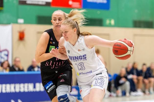 Greta Kröger Wings Leverkusen,No 13 on the ball against Monika Jasnowska Saarlouis Royals,No 15 DEU, Leverkusen, 01 11 2024 Basketball, Toyota 1 Womens Basketball Bundesliga, Season 2024 2025, 6 Matchday, Wings Leverkusen Saarlouis Royals Werner Heisenberg Halle NRW Germany