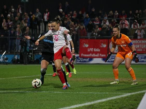 01 11 2024, xgrfx, Soccer Google Pixel Women Bundesliga, 1 FC Köln Bayer 04 Leverkusen emspor, v l Dora Zeller 1 FC Köln DFL DFB REGULATIONS PROHIBIT ANY USE OF PHOTOGRAPHS as IMAGE SEQUENCES and or QUASI VIDEO Köln