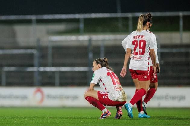 Google Pixel Frauen Bundesliga, 1 FC Köln Bayer 04 Leverkusen 01 11 2024 Dora Zeller 1 FC Köln, 19 frustrated in the squat after the defeat Google Pixel Frauen Bundesliga, 1 FC Köln Bayer 04 Leverkusen, Köln, Franz Kremer Stadion DFB REGULATIONS PROHIBIT ANY USE OF PHOTOGRAPHS AS IMAGE SEQUENCES AND OR QUASI VIDEO Copyright: xBEAUTIFULxSPORTS Wunderlx