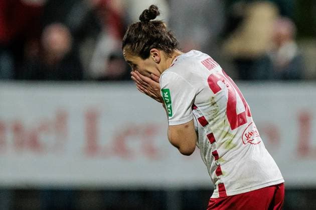 Google Pixel Frauen Bundesliga, 1 FC Köln Bayer 04 Leverkusen 01 11 2024 Sylwia Matysik 1 FC Köln, 20 beats her hands in front of her face in frustration after missing a chance Google Pixel Frauen Bundesliga, 1 FC Köln Bayer 04 Leverkusen, Köln, Franz Kremer Stadion DFB REGULATIONS PROHIBIT ANY USE OF PHOTOGRAPHS AS IMAGE SEQUENCES AND OR QUASI VIDEO Copyright: xBEAUTIFULxSPORTS Wunderlx