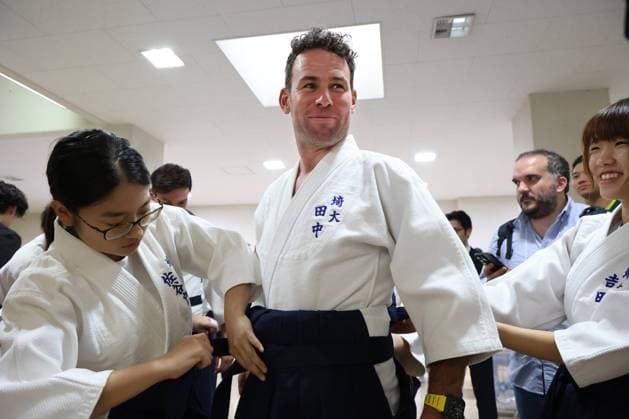 Bilder des Jahres 2024, Sport 11 November Sport Themen der Woche KW44 Sport Bilder des Tages November 1, 2024, Yono , Japan - British cyclist Mark Cavendish wears a dogi as he practices Japanese martial art Aikido at the Saitama University in Yono city, suburban Tokyo on Friday, November 1, 2024, on the before day of the Saitama Criterium. (photo by Yoshio Tsunoda AFLO) Noxthirdxpartyxsales  (0777591136st)