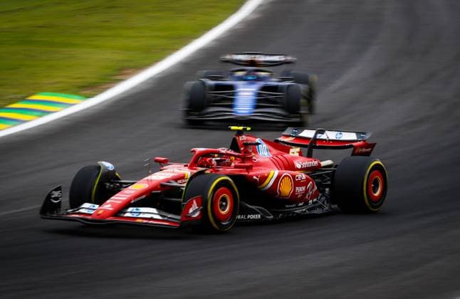 Primeiro dia de treino GP F1 de São Paulo SÃO PAULO, SP - 01.11.2024: PRIMEIRO DIA DE TREINO GP F1 DE SÃO PAULO - This Friday (01) at the Interlagos racetrack, in the south of the capital of São Paulo, the first day of training for the 2024 Lenovo Formula 1 Grand Prix of São Paulo will take place. In the photo, the driver, Carlos Sainz 55, FERRARI. (Photo: Aloisio Mauricio Fotoarena) x2643793x  AloisioxMauricio