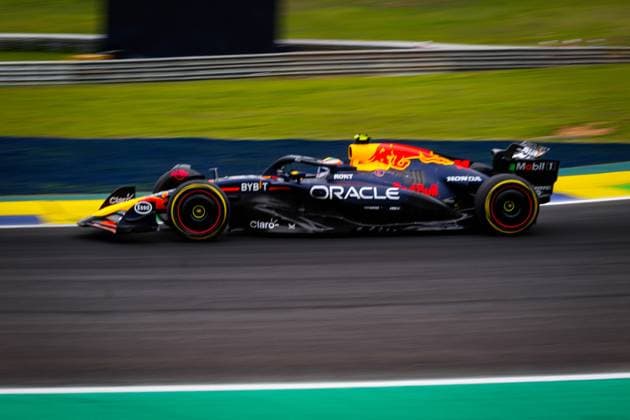 Primeiro dia de treino GP F1 de São Paulo SÃO PAULO, SP - 01.11.2024: PRIMEIRO DIA DE TREINO GP F1 DE SÃO PAULO - This Friday (01) at the Interlagos racetrack, in the south of the capital of São Paulo, the first day of training for the 2024 Lenovo Formula 1 Grand Prix of São Paulo will take place. In the photo, the driver, Sergio Pérez 11, RED BULL. (Photo: Aloisio Mauricio Fotoarena) x2643800x  AloisioxMauricio