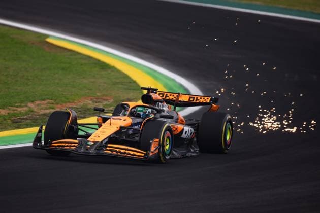 81 PIASTRI Oscar (aus), McLaren F1 Team MCL38, action during the Formula 1 Grande Premio de Sao Paulo 2024, 21th round of the 2024 Formula One World Championship, WM, Weltmeisterschaft from November 1 to 3, 2024 on the Interlagos Circuit, in Sao Paulo, Brazil - F1 - SAO PAULO GRAND PRIX 2024 DPPI Panoramic  241101_R21_BRASILE_DP_XB3_1766_1