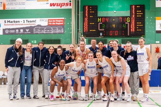 Winners after the game The Wings Leverkusen team DEU, Leverkusen, 01 11 2024 Basketball, Toyota 1 Womens Basketball Bundesliga, Season 2024 2025, 6 Matchday, Wings Leverkusen Saarlouis Royals Werner Heisenberg Halle NRW Germany