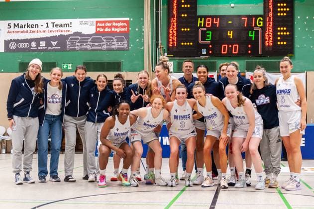 Winners after the game The Wings Leverkusen team DEU, Leverkusen, 01 11 2024 Basketball, Toyota 1 Womens Basketball Bundesliga, Season 2024 2025, 6 Matchday, Wings Leverkusen Saarlouis Royals Werner Heisenberg Halle NRW Germany