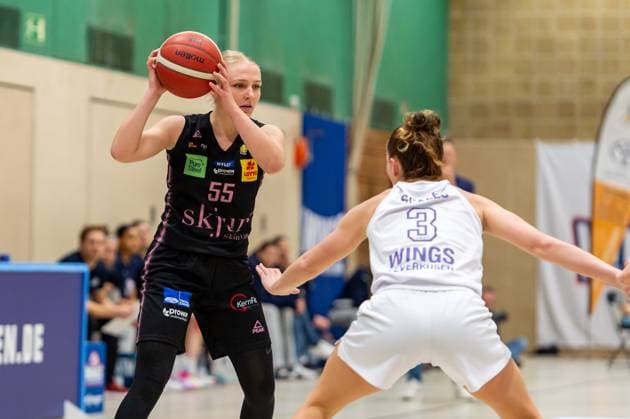 Jessika Schiffer Saarlouis Royals,No 55 in action against Nicole Scales Wings Leverkusen,No 03 DEU, Leverkusen, 01 11 2024 Basketball, Toyota 1 Womens Basketball Bundesliga, Season 2024 2025, 6 Matchday, Wings Leverkusen Saarlouis Royals Werner Heisenberg Halle NRW Germany
