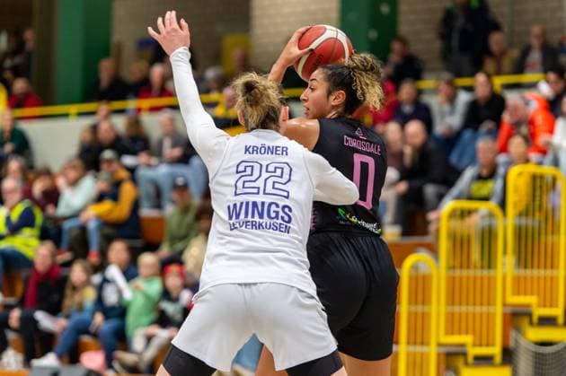 Taya Corosdale Saarlouis Royals,No 00 on the ball against Amelie Körner Wings Leverkusen,No 22 DEU, Leverkusen, 01 11 2024 Basketball, Toyota 1 Womens Basketball Bundesliga, Season 2024 2025, 6 Matchday, Wings Leverkusen Saarlouis Royals Werner Heisenberg Halle NRW Germany
