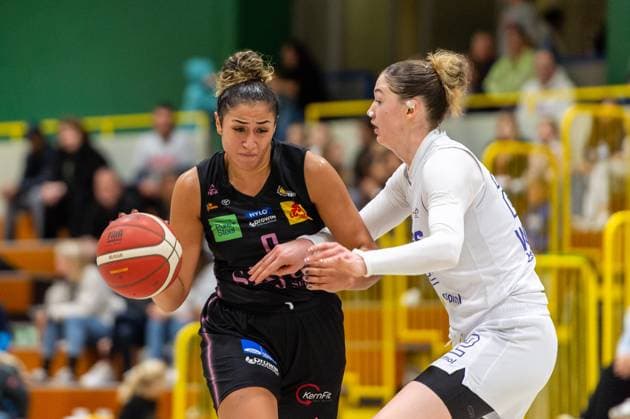 Taya Corosdale Saarlouis Royals,No 00 in action against Amelie Körner Wings Leverkusen,No 22 DEU, Leverkusen, 01 11 2024 Basketball, Toyota 1 Womens Basketball Bundesliga, Season 2024 2025, 6 Matchday, Wings Leverkusen Saarlouis Royals Werner Heisenberg Halle NRW Germany