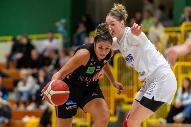 Taya Corosdale Saarlouis Royals,No 00 in action against Amelie Körner Wings Leverkusen,No 22 DEU, Leverkusen, 01 11 2024 Basketball, Toyota 1 Womens Basketball Bundesliga, Season 2024 2025, 6 Matchday, Wings Leverkusen Saarlouis Royals Werner Heisenberg Halle NRW Germany