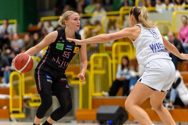 Jessika Schiffer Saarlouis Royals,No 55 on the ball against Ligita Tamutyte Wings Leverkusen,No 05 DEU, Leverkusen, 01 11 2024 Basketball, Toyota 1 Womens Basketball Bundesliga, Season 2024 2025, 6 Matchday, Wings Leverkusen Saarlouis Royals Werner Heisenberg Halle NRW Germany