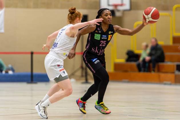 Martha Burse Saarlouis Royals,No 25 in action against Lea Wolff Wings Leverkusen,No 07 DEU, Leverkusen, 01 11 2024 Basketball, Toyota 1 Womens Basketball Bundesliga, Season 2024 2025, 6 Matchday, Wings Leverkusen Saarlouis Royals Werner Heisenberg Halle NRW Germany