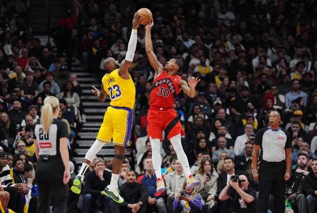 Bilder des Jahres 2024, Sport 11 November Sport Themen der Woche KW44 Sport Bilder des Tages November 1, 2024, Toronto, On, Canada: Los Angeles Lakers LeBron James (23) and Toronto Raptors Ochai Agbaji (30) battle for the ball during first half NBA, Basketball Herren, USA basketball action in Toronto on Friday, November 1, 2024. Canada News - November 1, 2024  - ZUMAc35_ 20241101_zaf_c35_115 Copyright: xFrankxGunnx