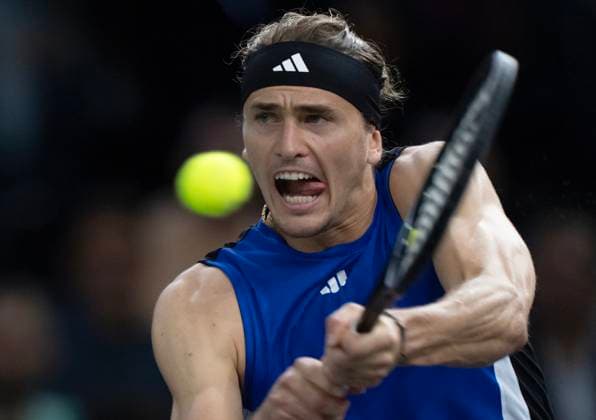 Sport Bilder des Tages (241102) -- PARIS, Nov. 2, 2024 -- Alexander Zverev of Germany returns to Stefanos Tsitsipas of Greece during the singles quarter-final match at Paris ATP, Tennis Herren Masters 1000 tennis tournament in Paris, France, Nov. 1, 2024. (Photo by Xinhua) (SP)FRANCE-PARIS-TENNIS-ATP-MASTERS NehaxGaneriwal 