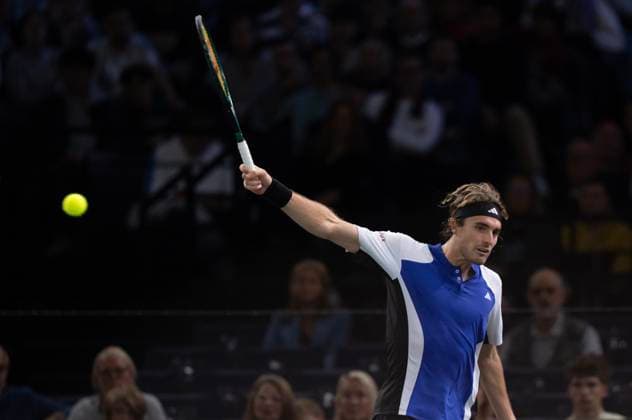 (241102) -- PARIS, Nov. 2, 2024 -- Stefanos Tsitsipas of Greece returns to Alexander Zverev of Germany during the singles quarter-final match at Paris ATP, Tennis Herren Masters 1000 tennis tournament in Paris, France, Nov. 1, 2024. (Photo by Xinhua) (SP)FRANCE-PARIS-TENNIS-ATP-MASTERS NehaxGaneriwal 