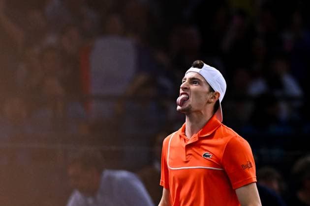 Sport Bilder des Tages Rolex Paris Masters - Humbert s Quarter-Final Ugo Humbert (FRA) during his quarter final match at the 2024 Rolex Paris Masters at the Accor Arena in Paris, France, on November 1, 2024. Photo by Corinne Dubreuil ABACAPRESS.COM Paris France  Copyright: xDubreuilxCorinne ABACAx