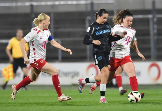 Soccer Google Pixel Women Bundesliga Season 2024 2025 8 Matchday 1 FC Köln Bayer 04 Leverkusen on 01 11 2024 at Franz Kremer Stadium in Cologne Anna Gerhardt 1 FC Köln , left Loreen Bender Bayer 04 Leverkusen , center Adriana Achcinska 1 FC Köln , right DFB regulations prohibit any use of photographs as image sequences and or quasi video Nordrhein Westfalen Germany