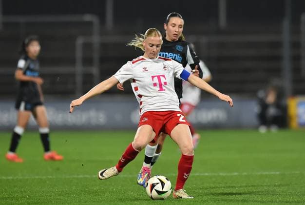 Soccer Google Pixel Women Bundesliga Season 2024 2025 8 Matchday 1 FC Köln Bayer 04 Leverkusen on 01 11 2024 at Franz Kremer Stadium in Cologne Anna Gerhardt 1 FC Köln , front Loreen Bender Bayer 04 Leverkusen , back DFB regulations prohibit any use of photographs as image sequences and or quasi video Nordrhein Westfalen Germany