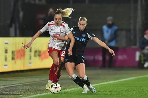 Soccer Google Pixel Womens Bundesliga Season 2024 2025 8 Matchday 1 FC Köln Bayer 04 Leverkusen on 01 11 2024 at Franz Kremer Stadium in Cologne Janina Hechler 1 FC Köln , left Cornelia Kramer Bayer 04 Leverkusen , right DFB regulations prohibit any use of photographs as image sequences and or quasi video Nordrhein Westfalen Germany