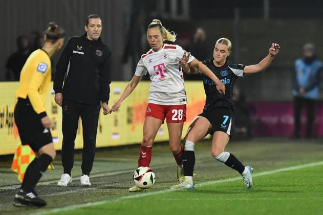 Soccer Google Pixel Womens Bundesliga Season 2024 2025 8 Matchday 1 FC Köln Bayer 04 Leverkusen on 01 11 2024 at Franz Kremer Stadium in Cologne Janina Hechler 1 FC Köln , left Cornelia Kramer Bayer 04 Leverkusen , right DFB regulations prohibit any use of photographs as image sequences and or quasi video Nordrhein Westfalen Germany